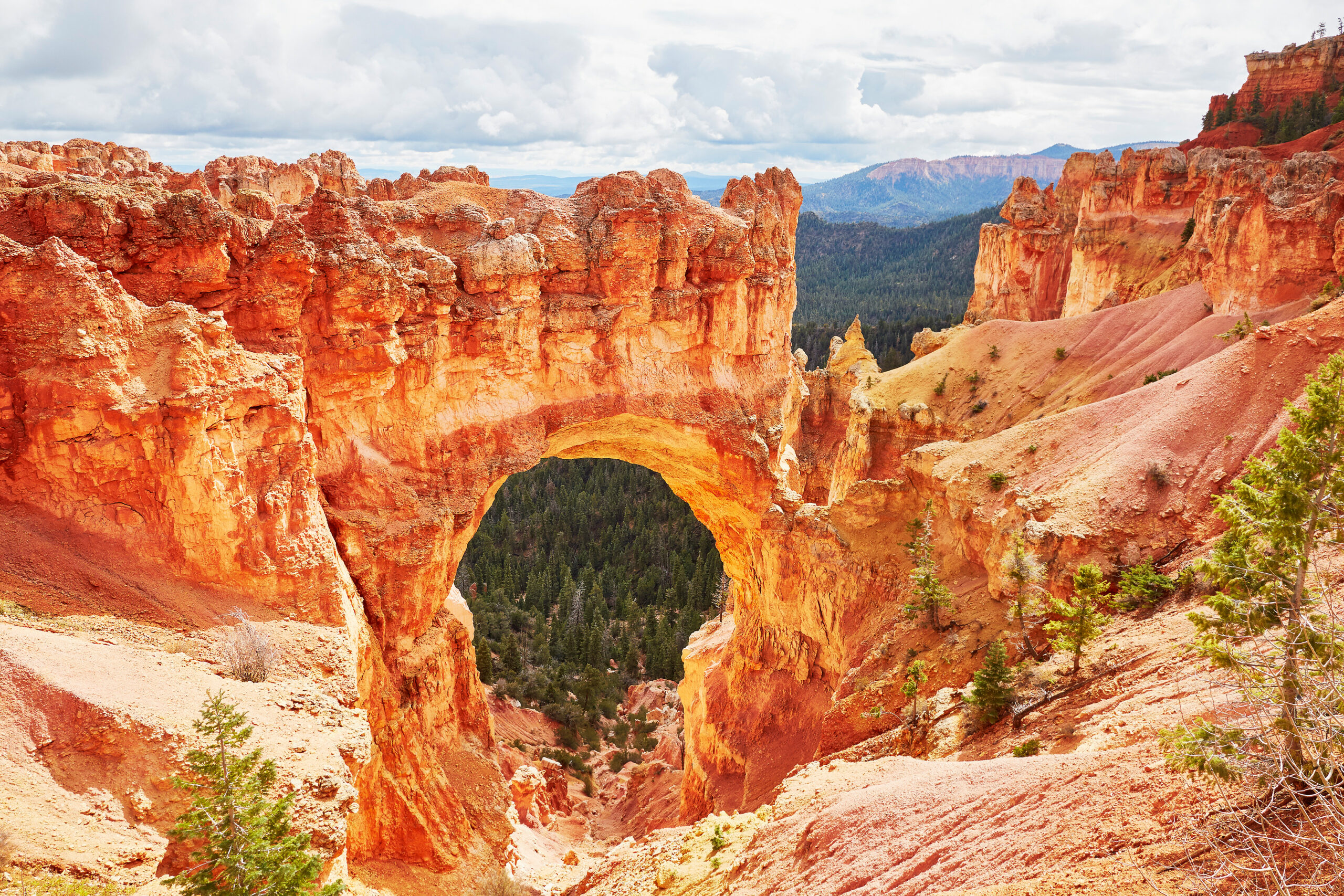 usa-experience-Bryce-Canyon-National-Park-arch-featured