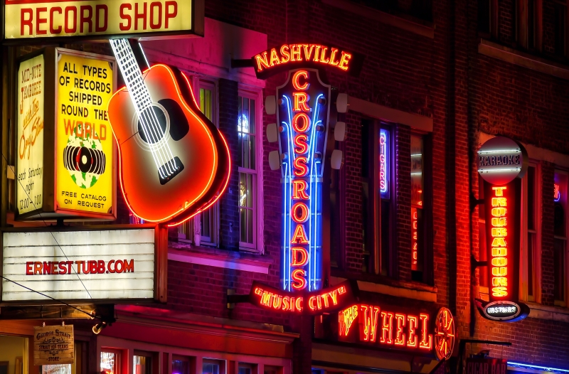 usa-experience-Nashville-Broadway-Street-sera-featured